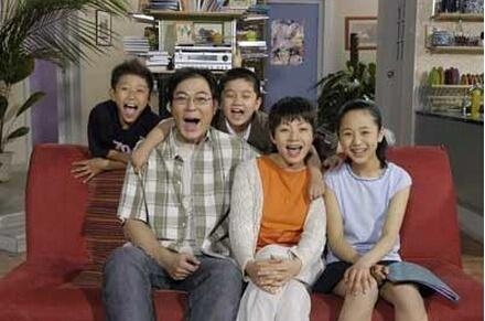 “家有儿女”电视剧中一家人12年后再聚首，其乐融融