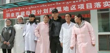 当初张艺兴嫌5块钱的水贵，现在却捐建了一条公路