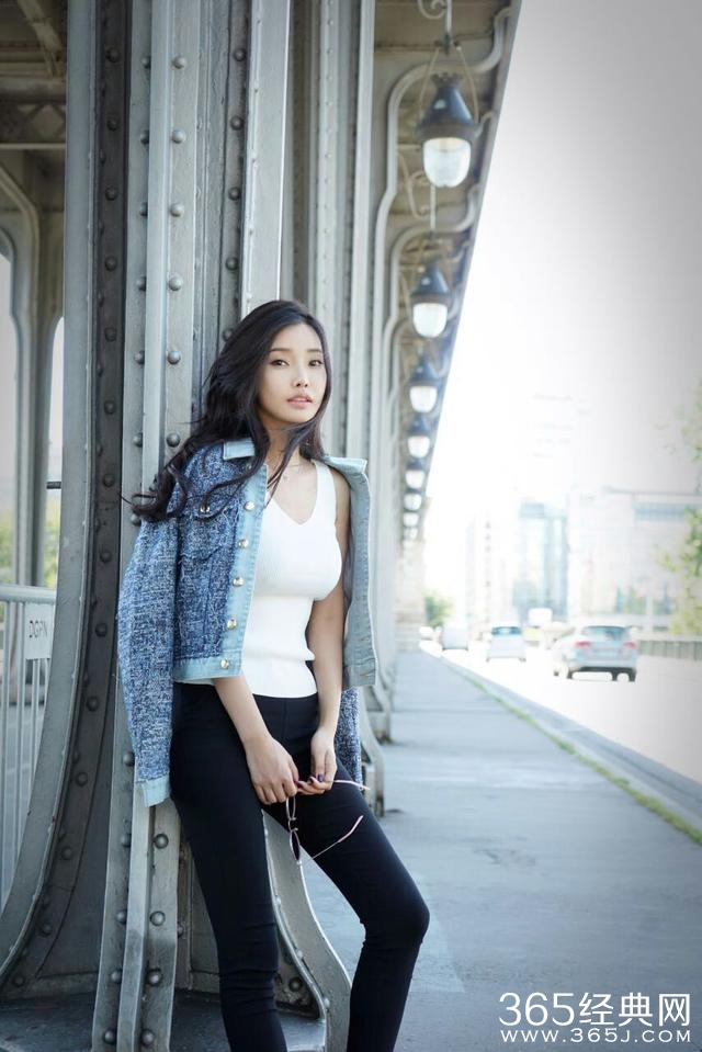 各家小花都去蹭时装周了，唯独她一人受邀欧洲杯？