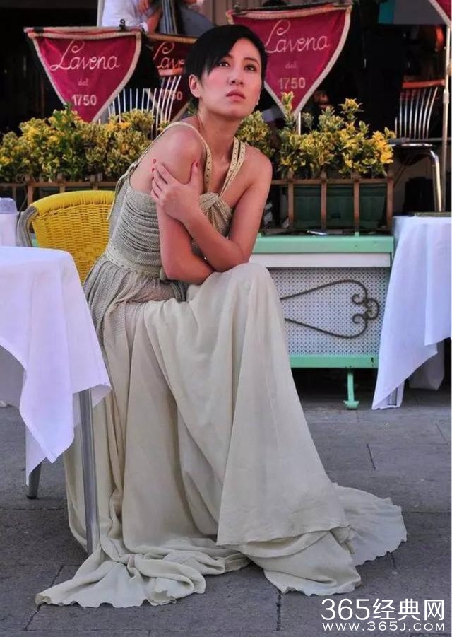 36岁叶璇是怎么了？穿个厨娘装还要露个小内内！尴尬的不行！