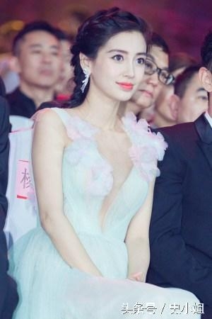 没有胸却依然很火的女星，我只服她！