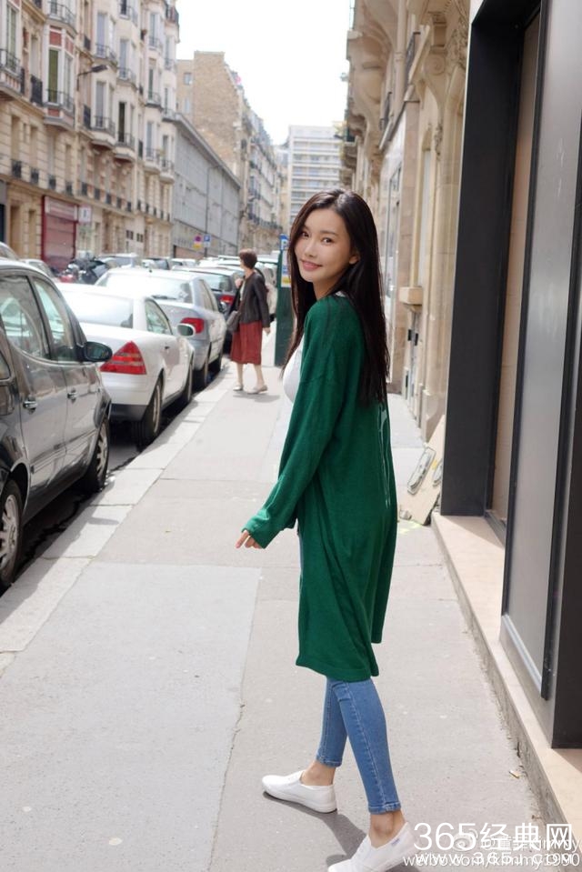 各家小花都去蹭时装周了，唯独她一人受邀欧洲杯？