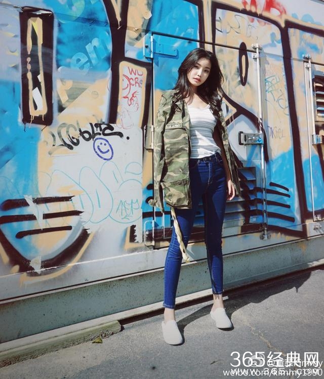 各家小花都去蹭时装周了，唯独她一人受邀欧洲杯？