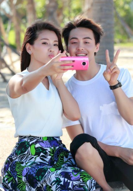 刘涛新剧，饰演18岁少女与马天宇海边自拍大秀恩爱