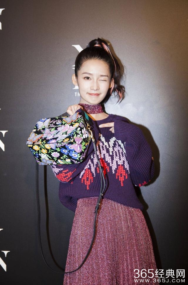 各家小花都去蹭时装周了，唯独她一人受邀欧洲杯？