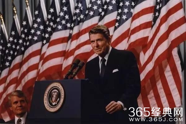 特朗普和希拉里大辩论之前第一个该感谢的人，是施瓦辛格