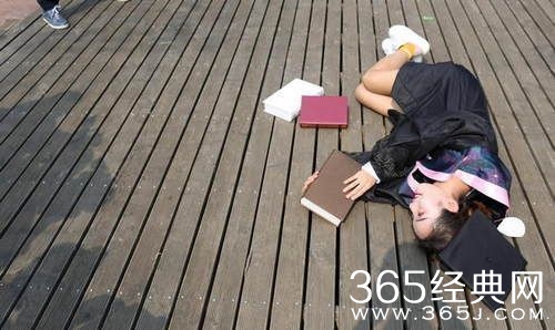 大学新生举行装死大赛 各种死法笑翻全场
