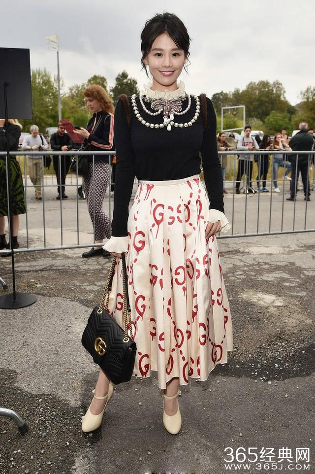 各家小花都去蹭时装周了，唯独她一人受邀欧洲杯？