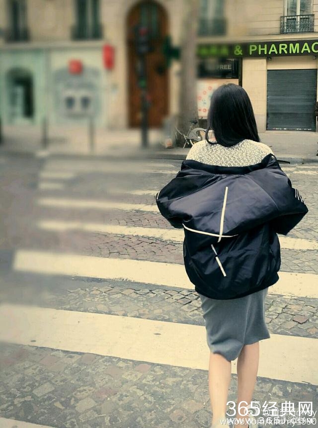 各家小花都去蹭时装周了，唯独她一人受邀欧洲杯？