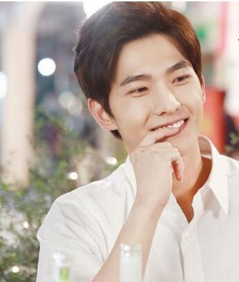 原来这么多明星爱咬手指，李易峰、杨洋、郑爽还有他们