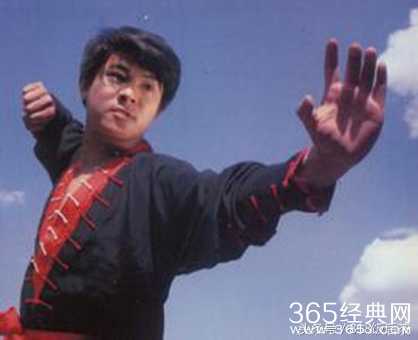 郭德纲亲自出马应付徒弟曹云金的不敬；他们却是徒弟先帮忙教训