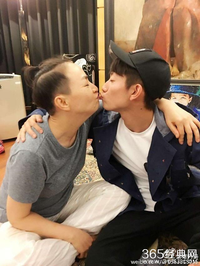 “家有儿女”电视剧中一家人12年后再聚首，其乐融融