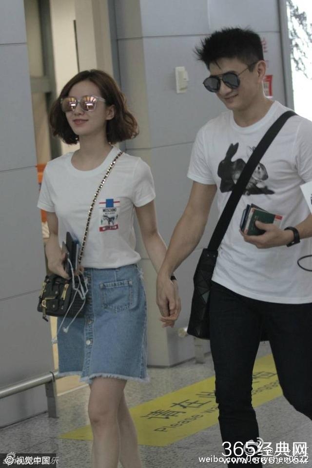 吴奇隆和刘诗诗现身机场，两人十指紧扣。网友：记者好抢镜呀！