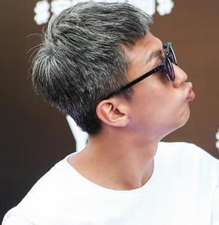 邓超37岁就一头白发，真实的原因让人唏嘘！