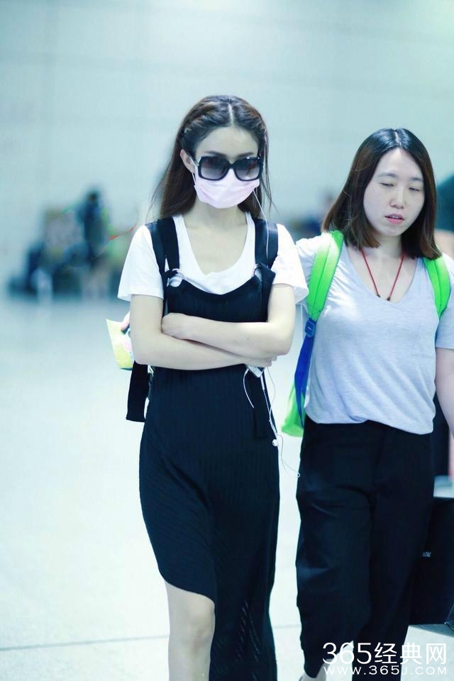 赵丽颖机场戴口罩还被认出，原因竟是助理识别度太高！