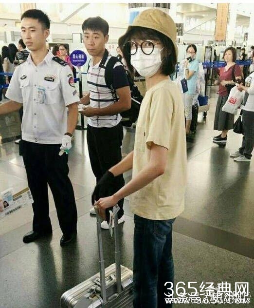 没有胸却依然很火的女星，我只服她！