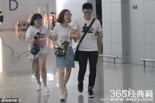 吴奇隆和刘诗诗现身机场，两人十指紧扣。网友：记者好抢镜呀！