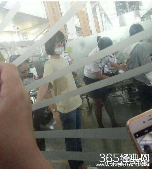 没有胸却依然很火的女星，我只服她！