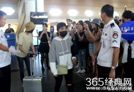 没有胸却依然很火的女星，我只服她！