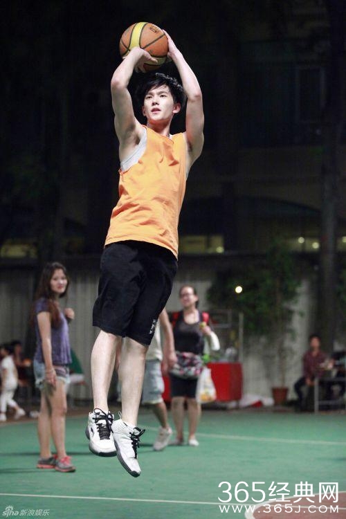 同样是打篮球，杨洋帅气逼人，他的姿势最销魂