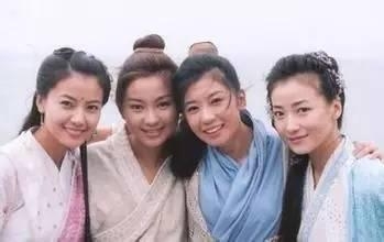 两句话来概括今年暑假档电视剧： 别低头，假发会掉，别流泪，美瞳会爆