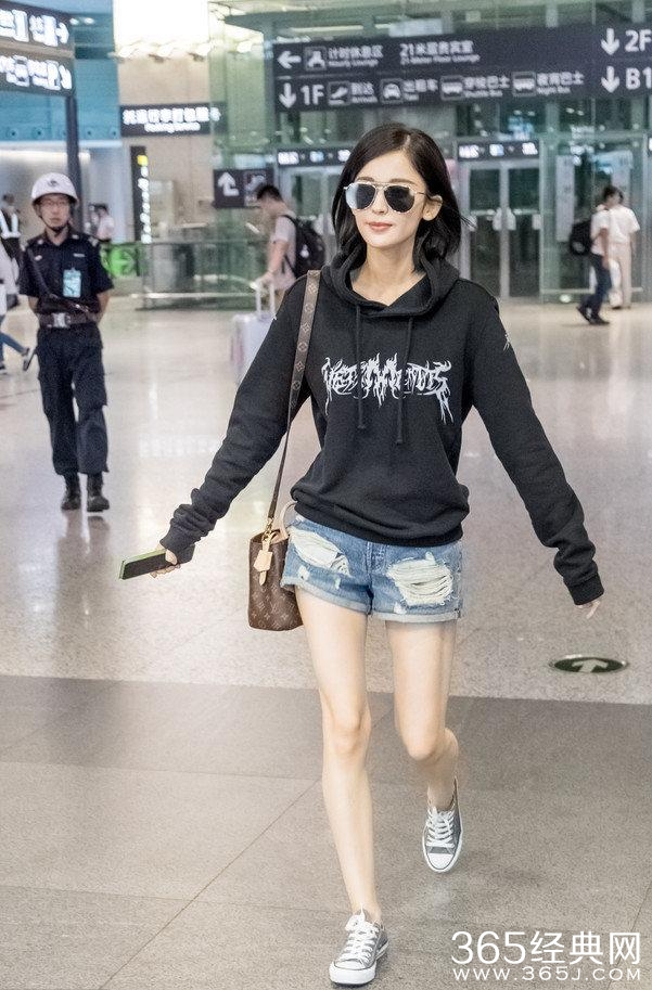 娜扎机场无人识竟找托扮亲切？就这人气还好意思跟郑爽比？