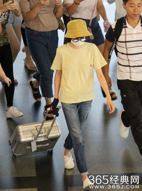 娜扎机场无人识竟找托扮亲切？就这人气还好意思跟郑爽比？