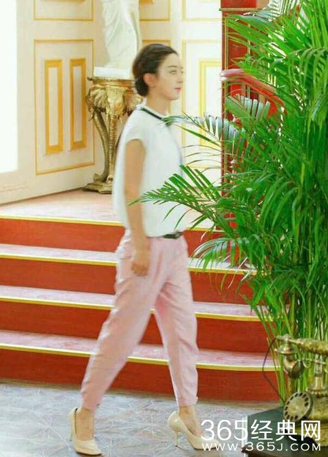 赵丽颖好不容易穿鞋合脚，却被网友讽刺钟爱厚底好乡土