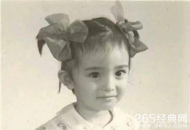 你看过当红小花们的中学照片吗？除了郑爽基本都是校花级别！