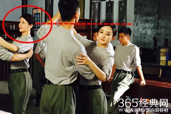 悲伤！赵丽颖本想开心的晒自己美照，却被照片中的背景女抢风头！