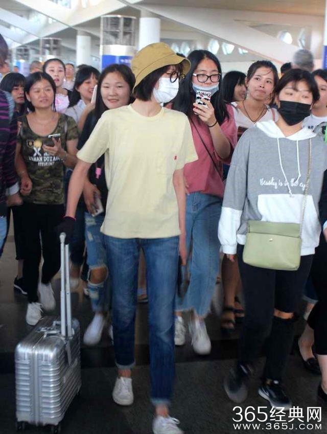 招黑没够？娜扎要这样走路，真要跟郑爽赵丽颖学学了