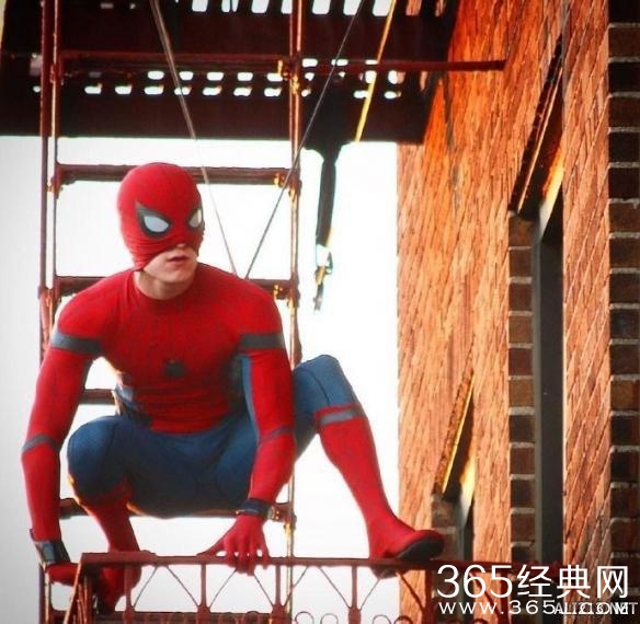 《蜘蛛侠：归来》新片场照 小蜘蛛身穿新战衣飞檐走壁