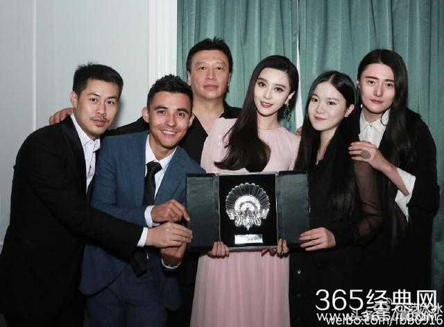 范冰冰发文感恩工作室 网友惊奇发现图中的某个男人非比寻常