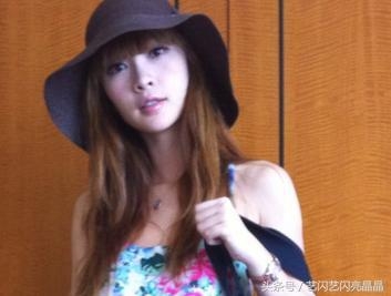 柳岩出道全靠胸？但一只手的照片却让人看的心酸