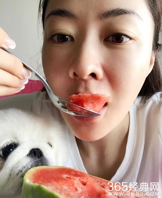 熊黛林素颜和狗狗吃西瓜 皮肤白皙五官精致