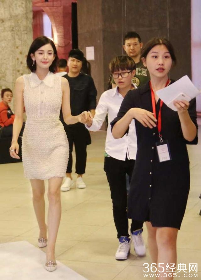 招黑没够？娜扎要这样走路，真要跟郑爽赵丽颖学学了