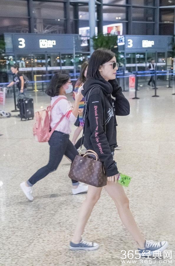 娜扎机场无人识竟找托扮亲切？就这人气还好意思跟郑爽比？
