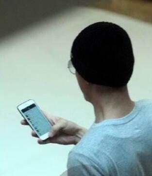 霍建华用碎屏iPhone聊微信被拍 网友：心疼林心如