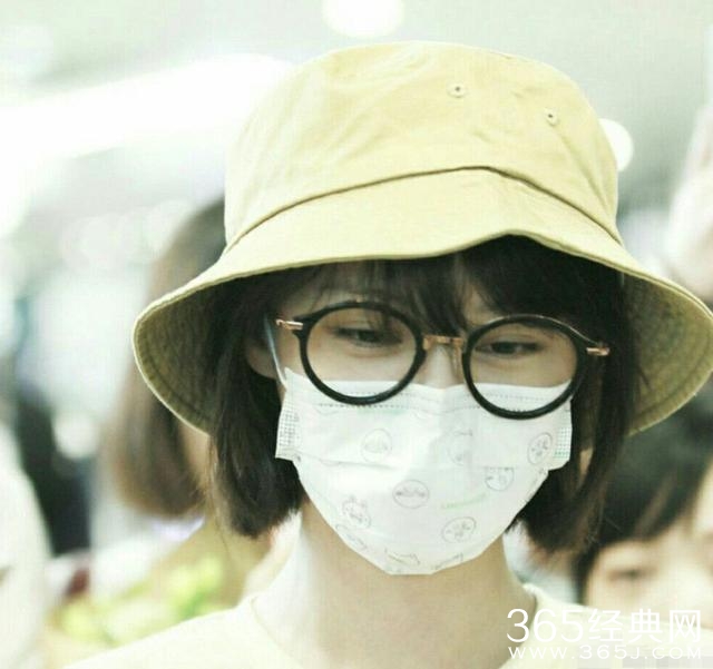 娜扎机场无人识竟找托扮亲切？就这人气还好意思跟郑爽比？