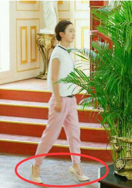 说好的赵丽颖《金星秀》换成了刘嘉玲，网友：没找到合适的鞋子？