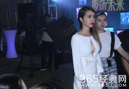 蔡依林快别穿开胸衣了！隆胸痕迹这么明显看着都尴尬！