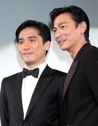 15岁辍学打工，红过周星驰演技超刘德华，8次得影帝，今仍拍戏