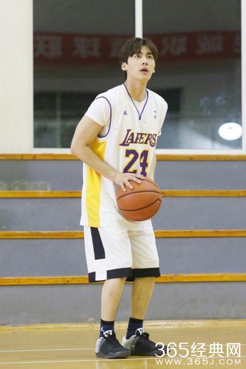 同样是打篮球，杨洋帅气逼人，他的姿势最销魂