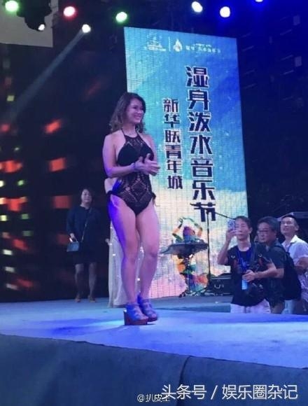 小泽玛利亚镂空比基尼大玩水枪湿身，美人迟暮如今身材太辣眼睛