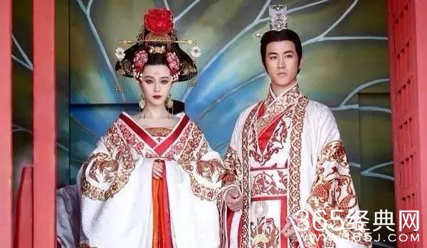 两句话来概括今年暑假档电视剧： 别低头，假发会掉，别流泪，美瞳会爆