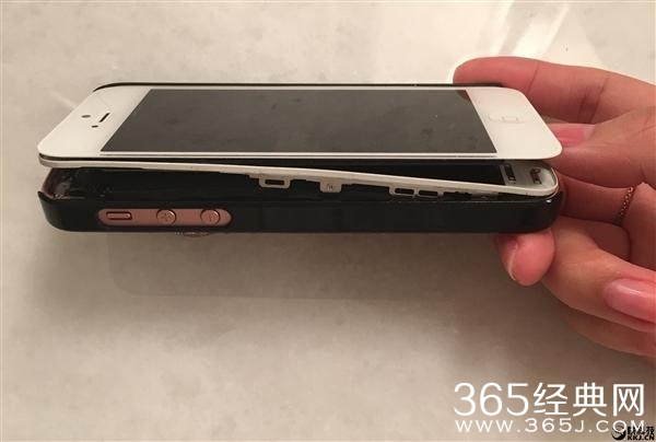 霍建华用碎屏iPhone聊微信被拍 网友：心疼林心如