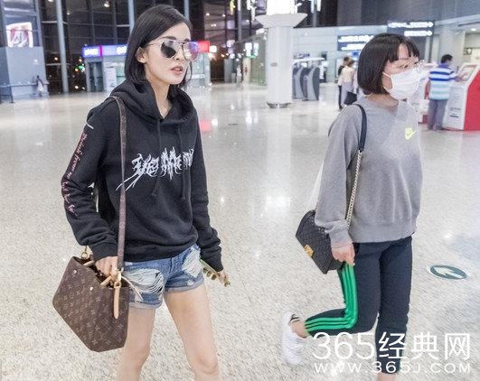 娜扎机场无人识竟找托扮亲切？就这人气还好意思跟郑爽比？
