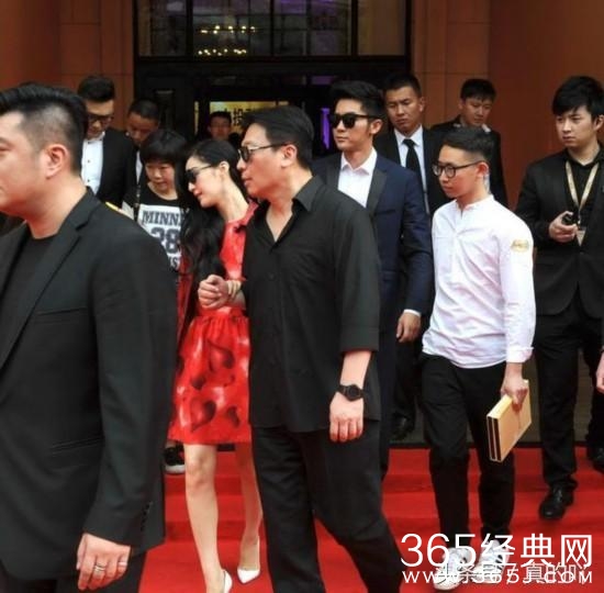 范冰冰发文感恩工作室 网友惊奇发现图中的某个男人非比寻常