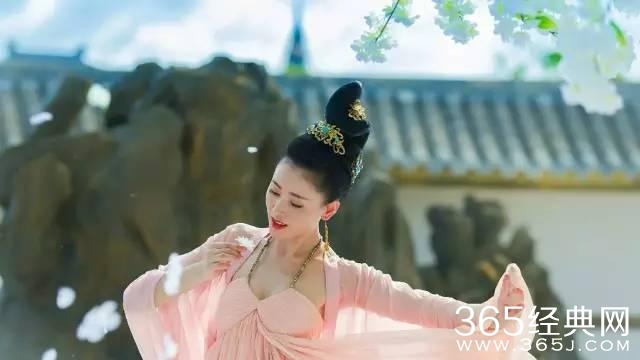 两句话来概括今年暑假档电视剧： 别低头，假发会掉，别流泪，美瞳会爆