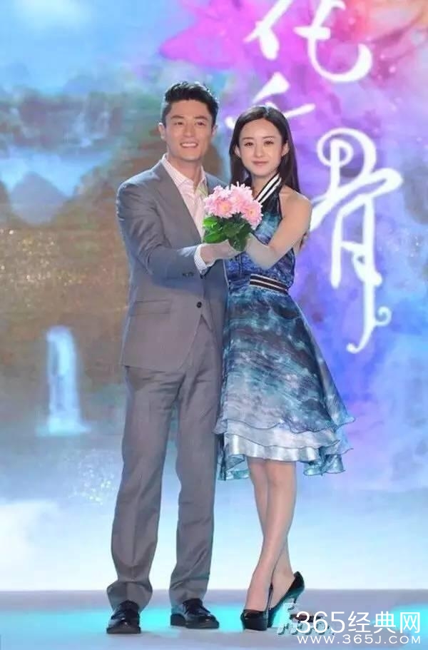 小脚硬穿大鞋 心疼赵丽颖的小脚丫